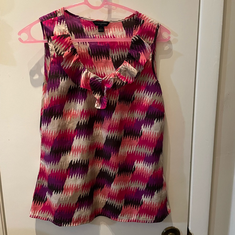 Banana republic sleeveless ruffled shirt, size small.